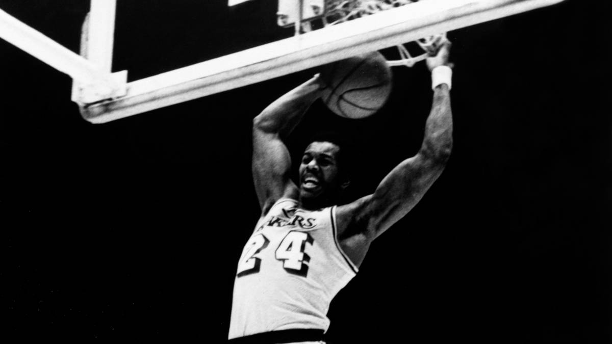 Kermit Washington schlägt 1977 Kevin Kunnert (Houston Rockets) auf dem Court nieder, danach bricht er dem späteren Coach Rudy Tomjanovich die Nase und den Kiefer. Die 60 Tage für den Laker Washington sind damals die längste Sperre der Liga-Geschichte