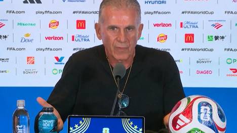 Ein verwehrter Elfmeterpfiff sorgt bei Ghana für Unruhe. Trainer Carlos Queiroz kann es kaum fassen und zählt den Videoschiedsrichter offen an.