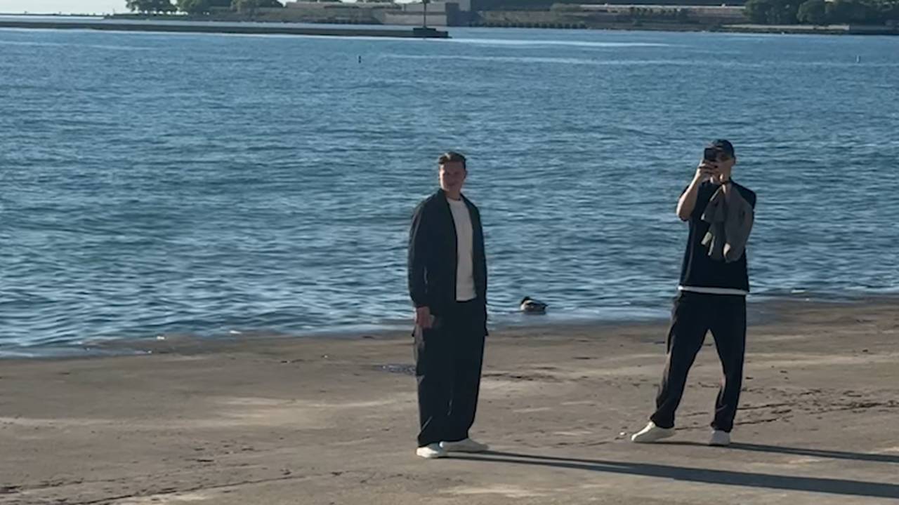 Noch vor 7 Uhr! Bayern-Duo am Strand