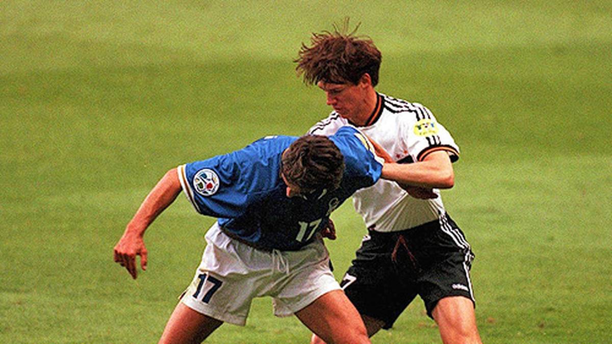 PLATZ 6 - EM 1996: Zittern zu Beginn, Jubel nach dem Schlusspfiff. Unter diesem Motto steht die EM auf der Insel. Deutschland kickt Italien mit einem 0:0 aus dem Turnier, ein hartes Stück Arbeit, wie Christian Ziege gegen Diego Fuser erfahren muss