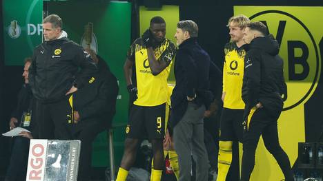 Die Causa um das Benehmen von Serhou Guirassy schlug am Wochenende große Wellen. BVB-Trainer Niko Kovac erklärt, warum der Topstürmer im DFB-Pokal nur auf der Bank saß - und äußert sich zur Leistung von dessen Vertreter.