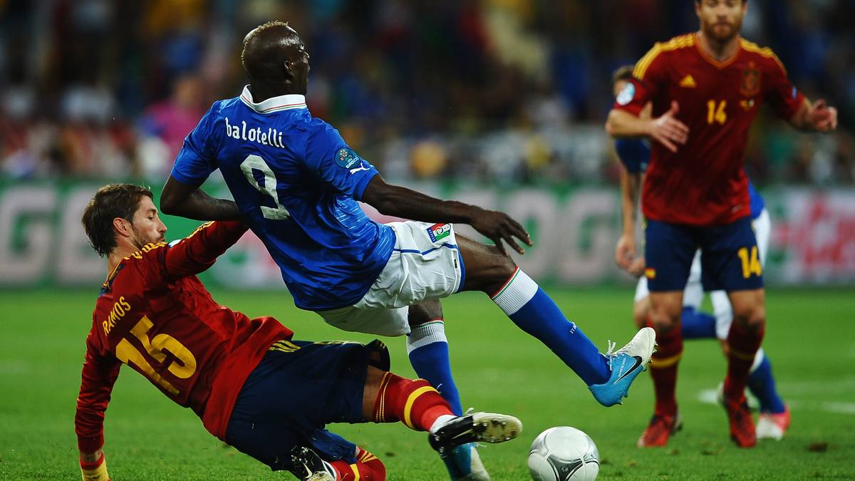 Wie unter anderem Mario Balotelli, der von Ramos im EM-Finale 2012 zu Fall gebracht wurde. Spanien gewann 4:0 gegen Italien und wurde Europameister, Ramos bekam im Übrigen keine Verwarnung