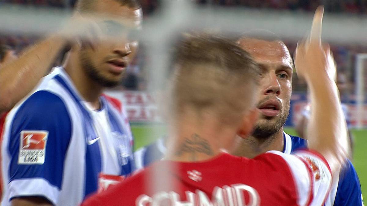 Als Roman Bürki seine Mauer stelln will, baut sich der Niederländer plötzlich vor dem damaligen SC-Keeper auf, hüpft hin und her und gestikuliert hin und her, um Bürki zu irritieren. Es folgt eine Rudelbildung – und das 2:2 durch Ronny, der den abgefälschten Ball ins Netz haut