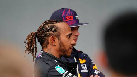 Lewis Hamilton und Max Verstappen liefern sich ein heißes Duell