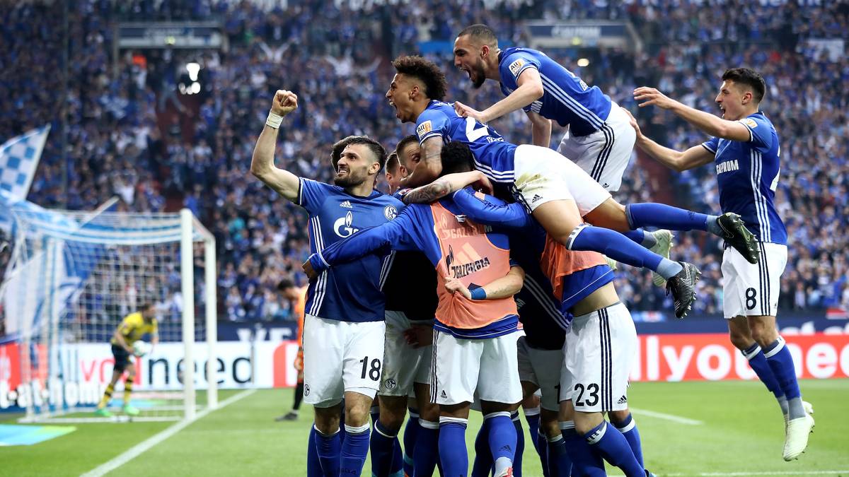 PLATZ 4 - SCHALKE 04: Geschätzte acht Millionen Euro streicht Schalke von Ausrüster Umbro ein. 2018 löste der englische Ausrüster nach über 50 Jahren Adidas ab, der Vertrag läuft bis 2023 