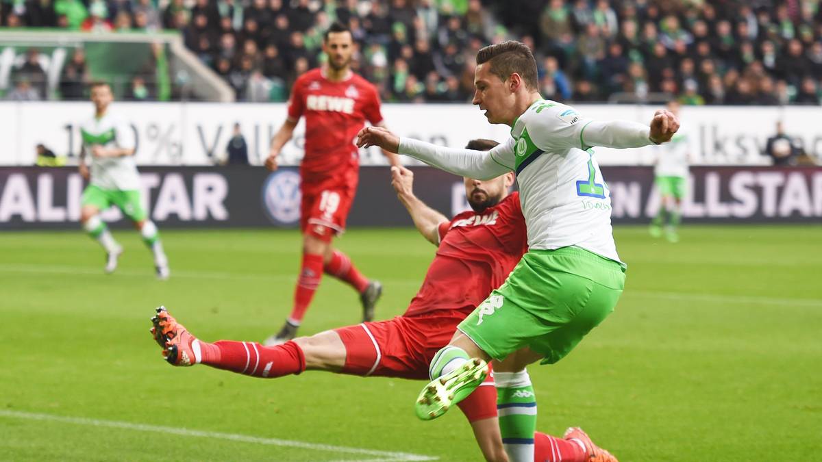 Nur selten kommen die Gastgeber zwingend in den Kölner Srafraum. Kölns Dominique Heintz wirft sich gegen Julian Draxler in den Ball