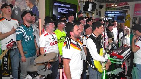 Der Männerchor "Laut aber Schief" singt vor Spielbeginn die Champions-League-Hymne im Fantalk.