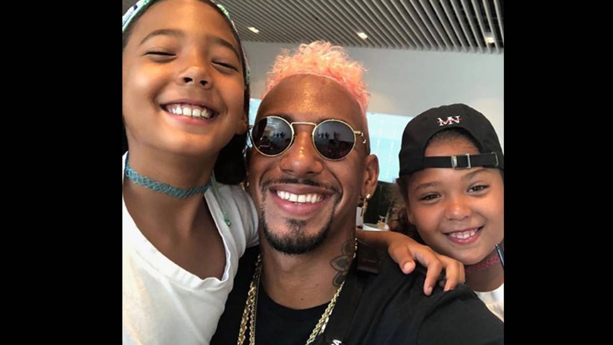 Jérôme Boateng (M.) hat seinen Schopf in eine Farbe gebracht, die der von US-Fußballstar Megan Rapinoe nahe kommt. Der Weltmeister hat jetzt unbestritten ein sehr helles Köpfchen