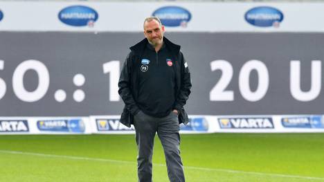 Trainer Frank Schmidt kann die jüngste Entwicklung in Heidenheim auch nicht gefallen