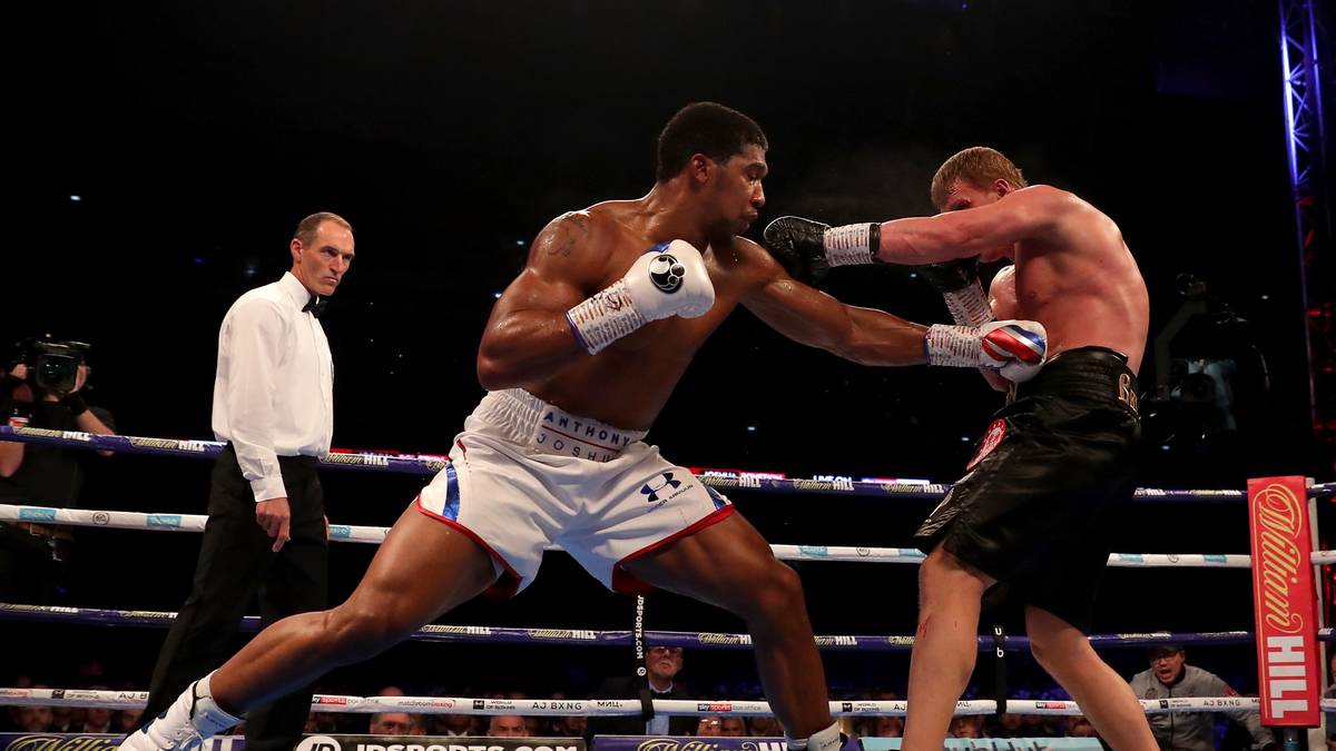 Erst in der sechsten Runde wird der Mann aus Watford aktiver. Sein Bewegungsradius vergrößert sich, er boxt mutiger. Dazu packt er immer wieder seine starke rechte Faust aus. Diese Runde macht Hoffnung