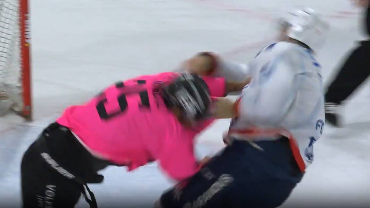 Autsch! Faust-Volltreffer nach fiesem Bodycheck | DEL-Highlights