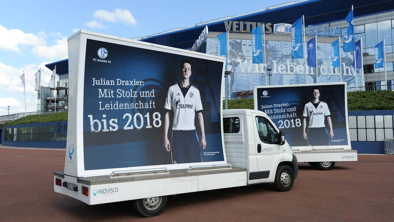 Die Werbetrucks mit Julian Draxlers Vertragsverlängerung