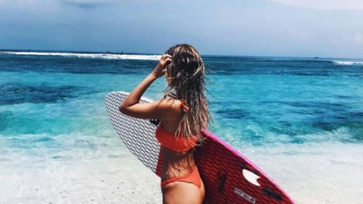 Surferin Tori Levett genießt Sonne und Meer. Die Australier ist rundum glücklich an ihrem Arbeitsplatz