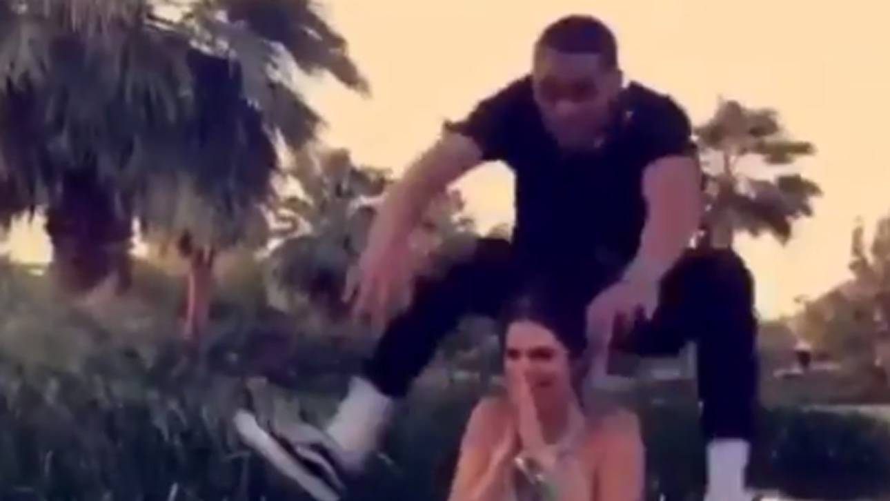 Lakers-Star springt über Model