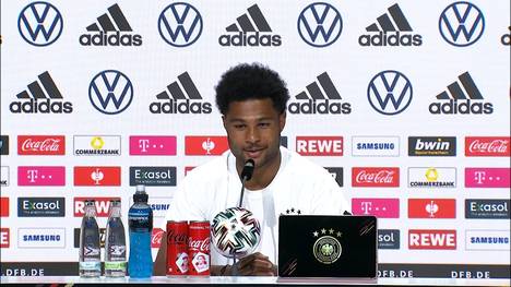 Der 18-Jährige Jamal Musiala wird im DFB-Team "Bambi" gerufen. Weshalb das so ist, erklärt Teamkollege Serge Gnabry.