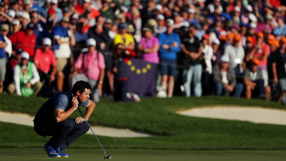 Und auch sportlich geht es weiter hoch her. Hier begutachtet der Nordire Rory McIlroy die schwierige Situation an Loch 16