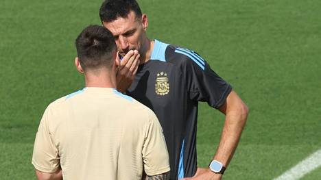 Lionel Scaloni bespricht sich mit Lionel Messi