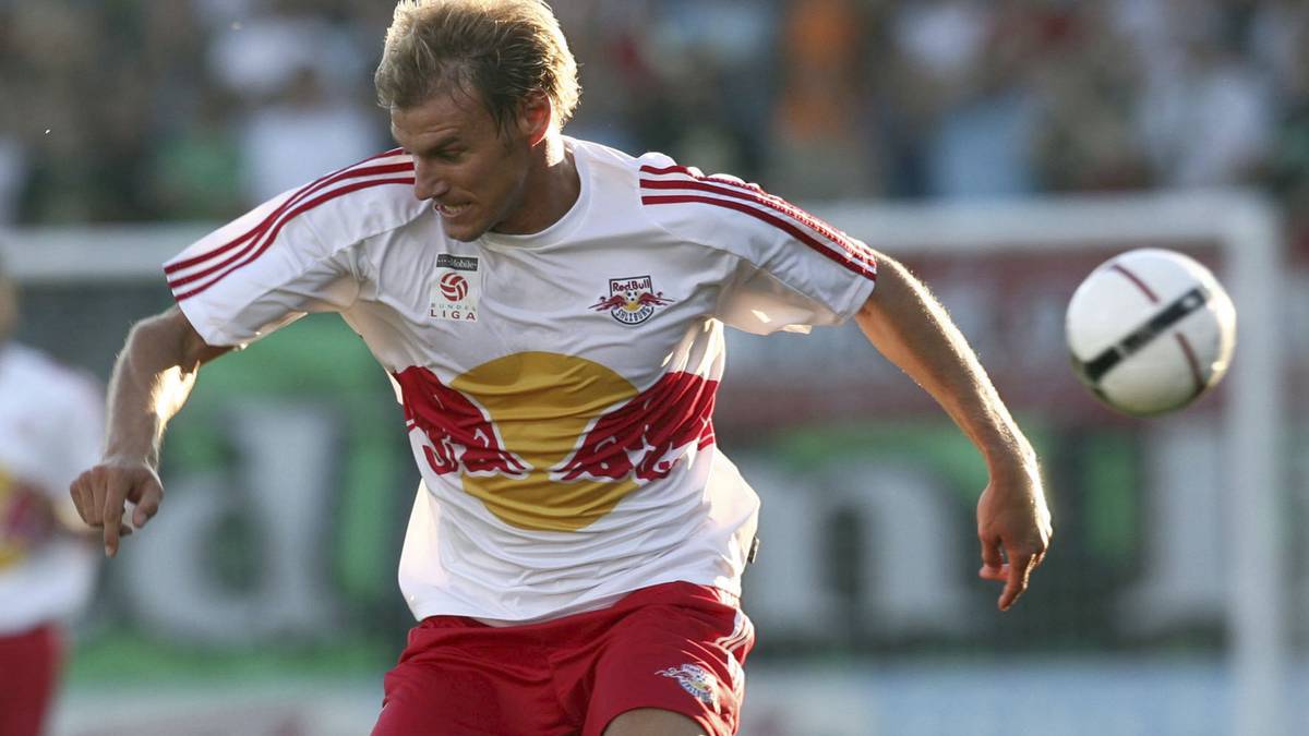 Den Anfang macht das Unternehmen in Salzburg. 2005 steigt das Getränkeunternehmen beim SV Austria Salzburg ein. Der Klub wird daraufhin in FC Red Bull Salzburg (im Bild: Alexander Zickler) umbenannt. Seit 2012 betreibt Red Bull den Vorstadtclub FC Liefering als inoffizielles Farmteam der Salzburger