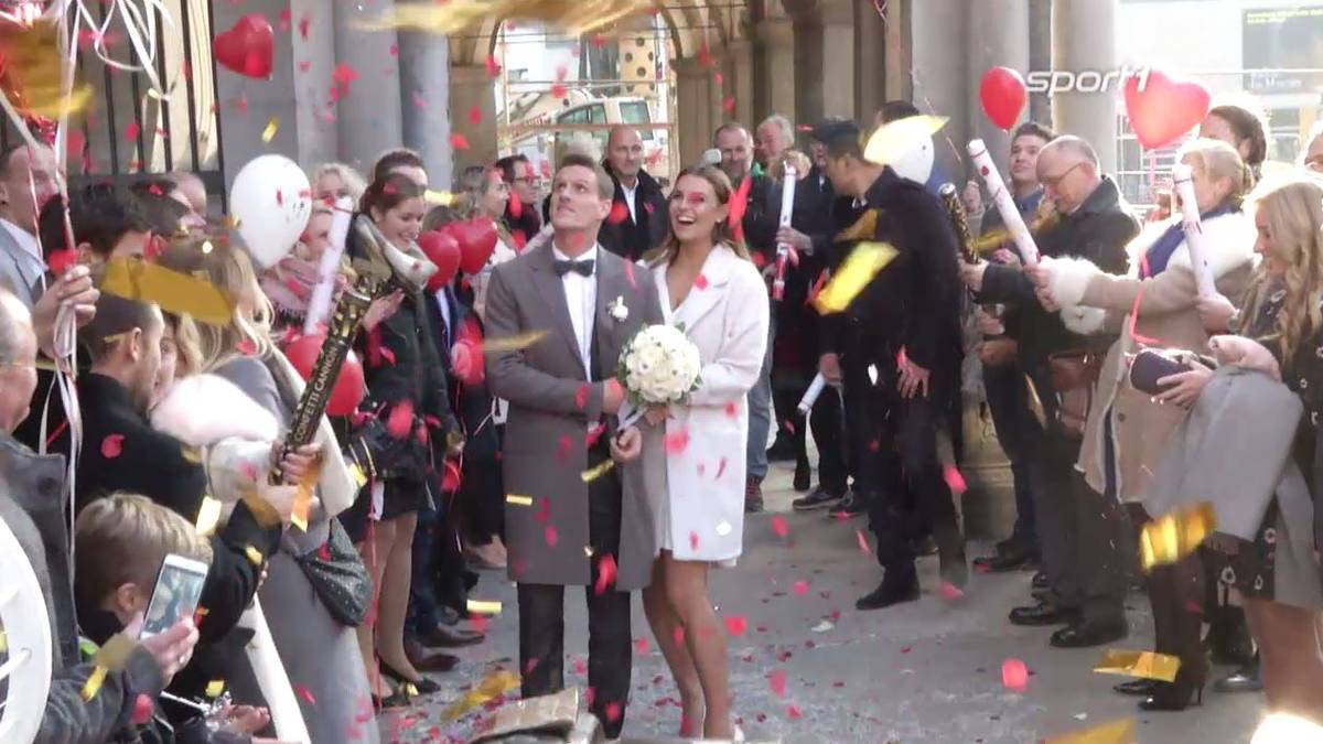 Das Paar freut sich über viele Besucher - und einen Konfettiregen. Den Antrag hatte Zoller seiner Laura bereits im Winter 2015 auf den Malediven gemacht