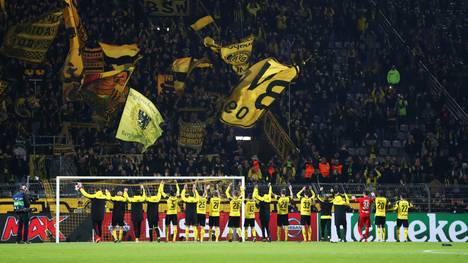 Fans von Borussia Dortmund feiern ihr Team