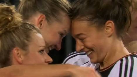 In Kooperation mit VW hat der DFB die Kampagne "#einFußball" gestartet. Hierbei eifert ein junger Fan seinem großen Idol Alexandra Popp nach.