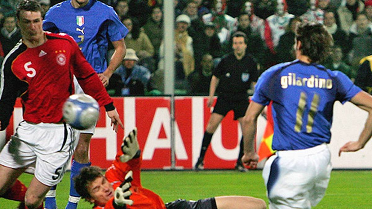 PLATZ 7 - FREUNDSCHAFTSSPIEL 2006 : Trainer Jürgen Klinsmann bittet zum  Härtetest vor der Heim-WM. Das Spiel in Florenz gerät zum kompletten Debakel, denn bereits nach vier Minuten bringt Alberto Gilardino (r.) Italien mit 1:0 in Führung. Das ist erst der Anfang