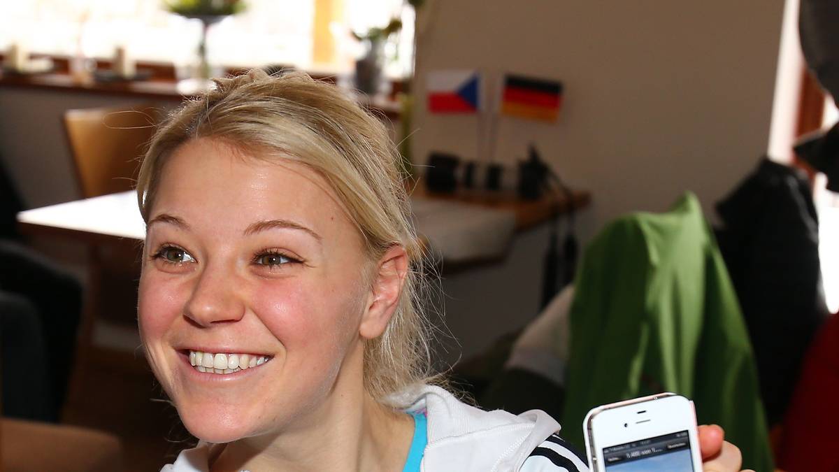 Gössner, nach ihrem Fahrradunfall 2013 weit von ihrer Topform entfernt, erhält in der Olympia-Saison gleich mehrere Bewährungschancen, während sich Lang einzig bei den Heim-Weltcups in Ruhpolding und Oberhof beweisen darf. Den Trainern unterstellt Lang daher, die Startplätze nach optischen statt nach sportlichen Kriterien zu vergeben: "Das heißt mittlerweile Gesichterparty."