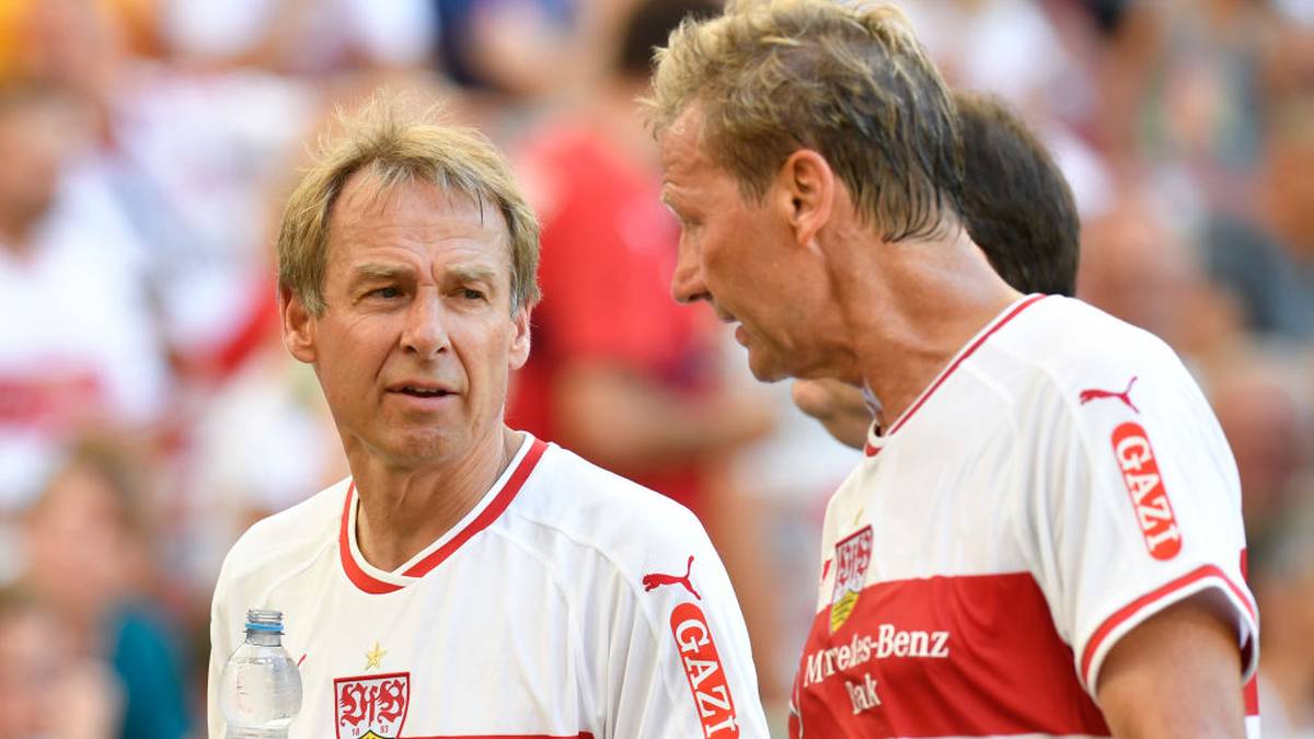 Jürgen Klinsmann und Guido Buchwald gemeinsam bei einem Traditionsspiel im VfB-Dress