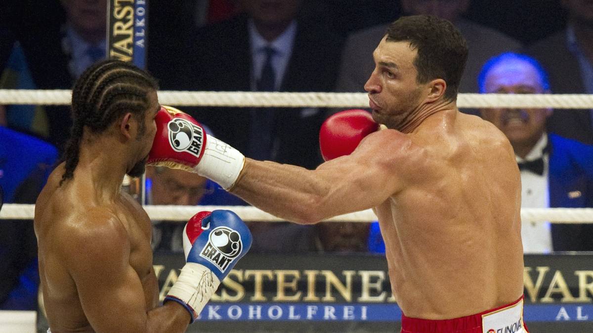 Platz 11: Wladimir Klitschko und David Haye - je 10 Mio. Dollar (Juli 2011). Großmaul Haye erarbeitet sich mit einer Serie von Verbalattacken gegen das Klitschko-Lager den Fight gegen Wladimir, kommt dann noch zehn Minuten zu spät in den Ring. Dort hat der Brite gegen "Dr. Steelhammer" dann aber wenig zu melden. Der Sieg geht nach Punkten klar an den Ukrainer, der komplett 