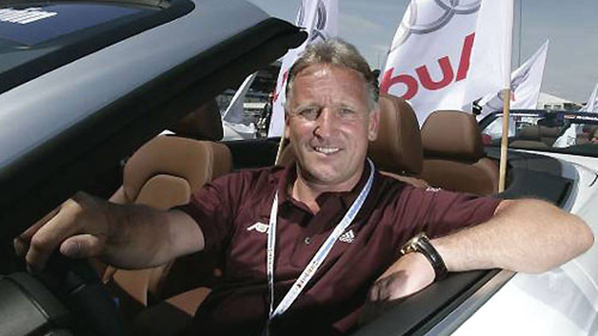 Da wird Andi Brehme nicht mehr gelacht haben: Der Weltmeister von 1990 ist in Mailand beraubt worden. Als Brehme im Oktober 2011 mit seinem Auto durch die Stadt fährt, stoßen zwei Unbekannte auf einem Moped gegen seinen Außenspiegel