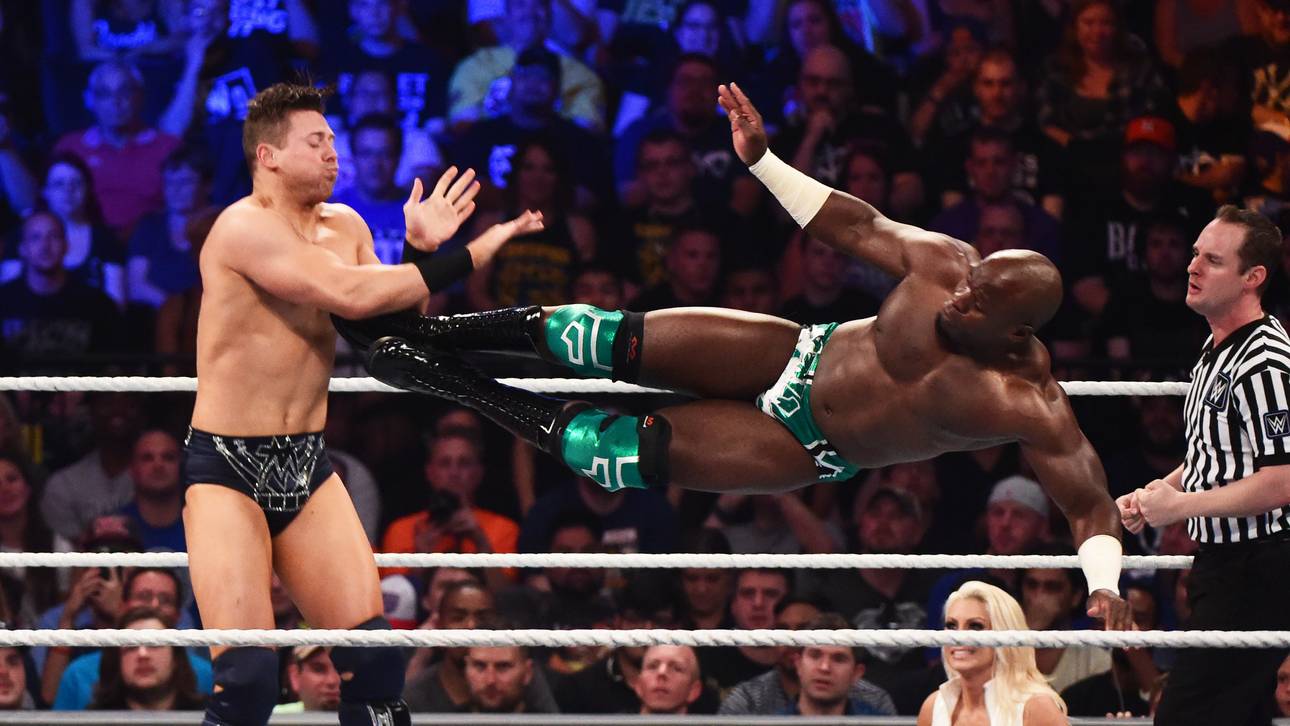 Apollo Crews (r.) heißt jetzt nur noch "Apollo"