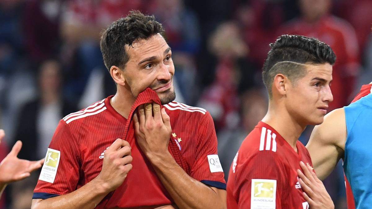 MATS HUMMELS: Der 2014-Weltmeister stößt mehr oder weniger ins gleiche Horn, kritisiert offen das pomadige Aufbauspiel. "Das Problem ist: Wir haben den Ball, aber wir haben ihn in ungefährlichen Räumen. Weil wir uns mit zu vielen Spielern in völlig ungefährlichen Räumen aufhalten. Wir haben zu wenige Leute da, wo es dem Gegner weh tut"