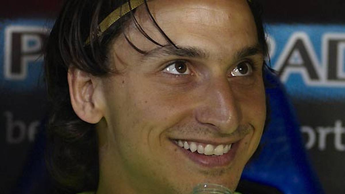 Auch Stephane Henchoz, einst ein eisenharter Verteidiger des FC Liverpool, ist vor dem Spott des Schweden nicht sicher. "Erst ging ich nach links, das machte er auch. Dann ging ich nach rechts, das machte er auch. Dann ging ich wieder nach links - und er ging und kaufte sich eine Wurst", beschreibt Ibrahimovic eines seiner Dribblings gegen den Schweizer