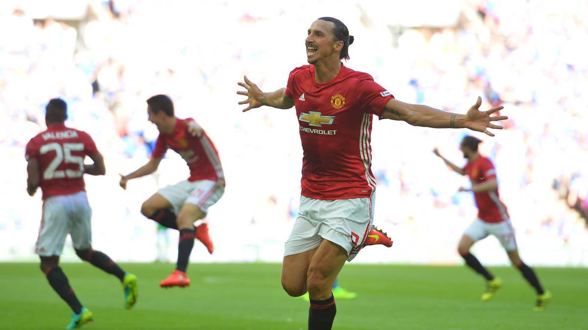 Von Paris geht es für Ibrahimovic in die Premier League zu Manchester United. Dort gelingt ihm ein Raketenstart. Im englischen Supercup gegen Leicester erzielt er im August 2016 gleich den Siegtreffer
