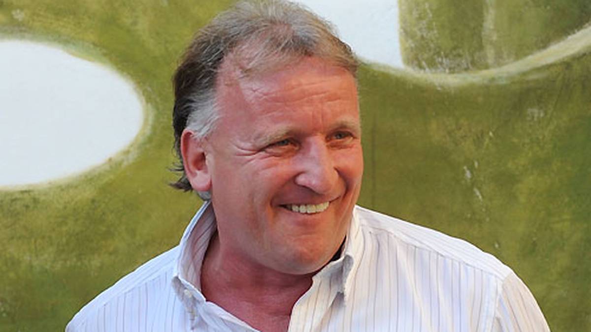 Bei dem Versuch, den Spiegel durch das geöffnete Fenster wieder richtig einzustellen, wird Brehme die Rolex vom Handgelenk gerissen. Laut italienischen Medien soll die Uhr einen Wert von 20.000 Euro besitzen