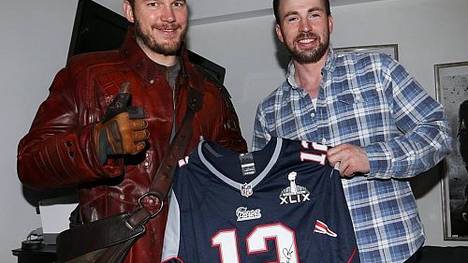 Auch nach dem Super Bowl noch beste Freunde: Chris Pratt und Namensvetter Chris Evans.