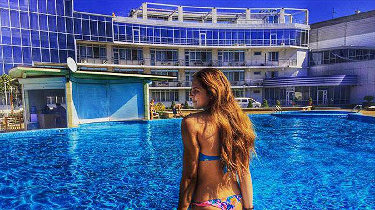 Natalia Malich genießt freizügig am Pool die Sonne