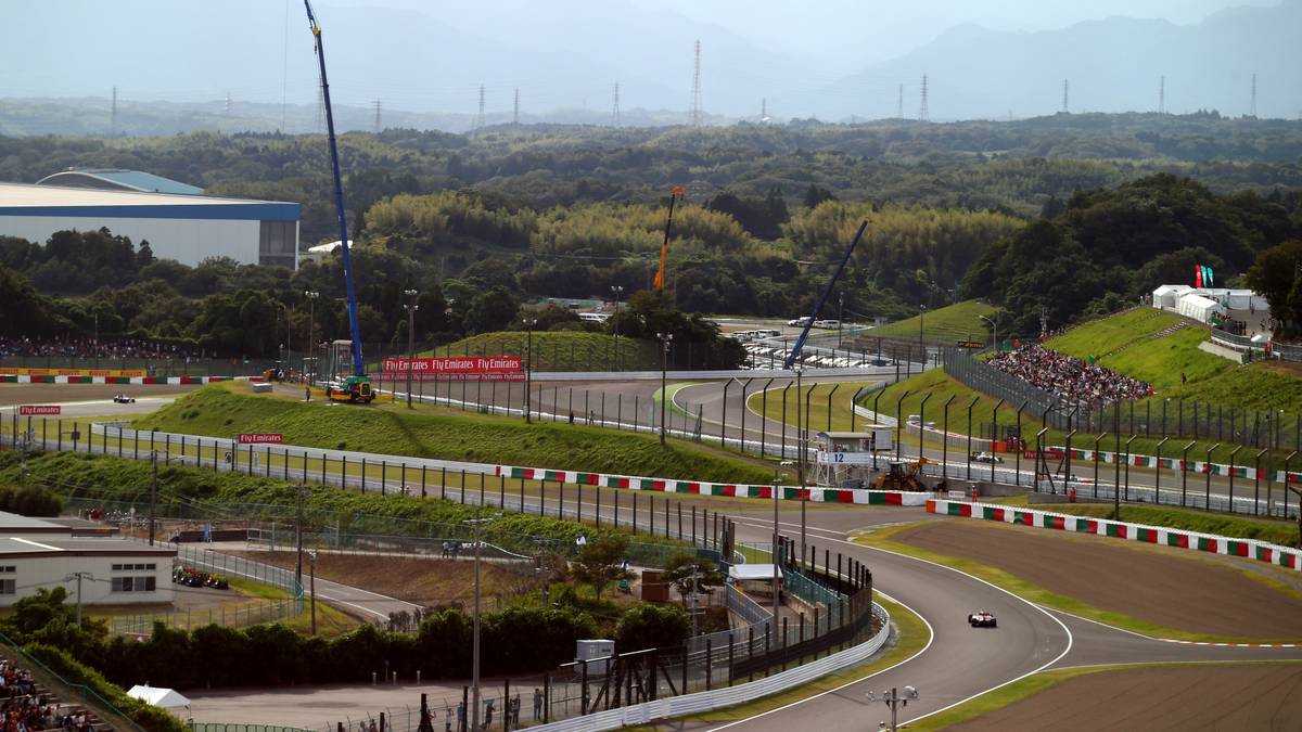 SUZUKA/ JAPAN, 9. Oktober: Von Malaysia geht es weiter nach Japan, wo eine Woche später in Suzuka um den Sieg gekämpft wird. Vor allem Sebastian Vettel fühlt sich auf der Rennstrecke pudelwohl (vier Siege). Nur Michael Schumacher hat eine noch bessere Bilanz (sechs Siege)