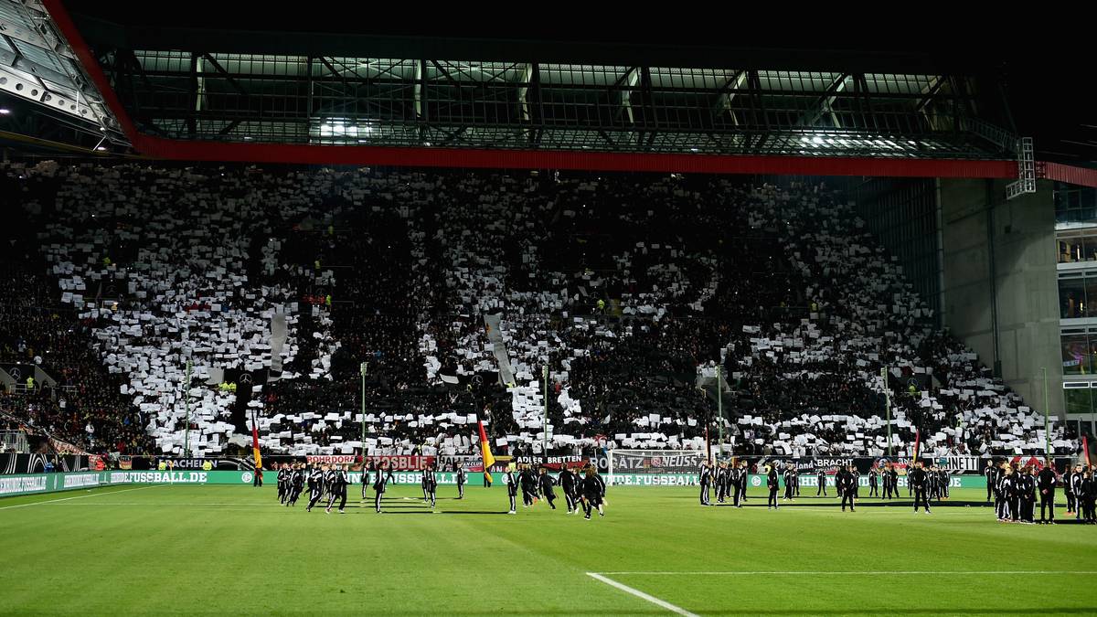 Insgesamt präsentieren sich die Fans in Kaiserslautern schon vor dem Anpfiff weltmeisterlich. Ob die Weltmeister auf dem Rasen da Schritt halten können...?