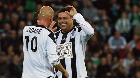 Ronaldo (r.) bei einem Benefiz-Kick mit Zinedine Zidane