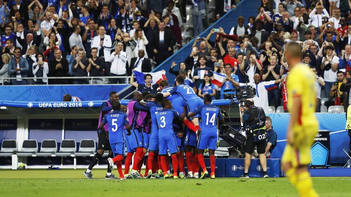 Frankreich - Rumänien 2:1 - Die Franzosen tun sich im Auftaktspiel im Stade de France gegen Außenseiter Rumänien lange schwer. Nachdem alles nach einem enttäuschenden Remis aussieht, trifft Dimitri Payet in der 89. Spielminute zum umjubelten Siegtreffer. Die Heim-EM endet für die Equipe Tricolore trotzdem in einer Enttäuschung. Im Finale unterliegt Frankreich überraschend Portugal 