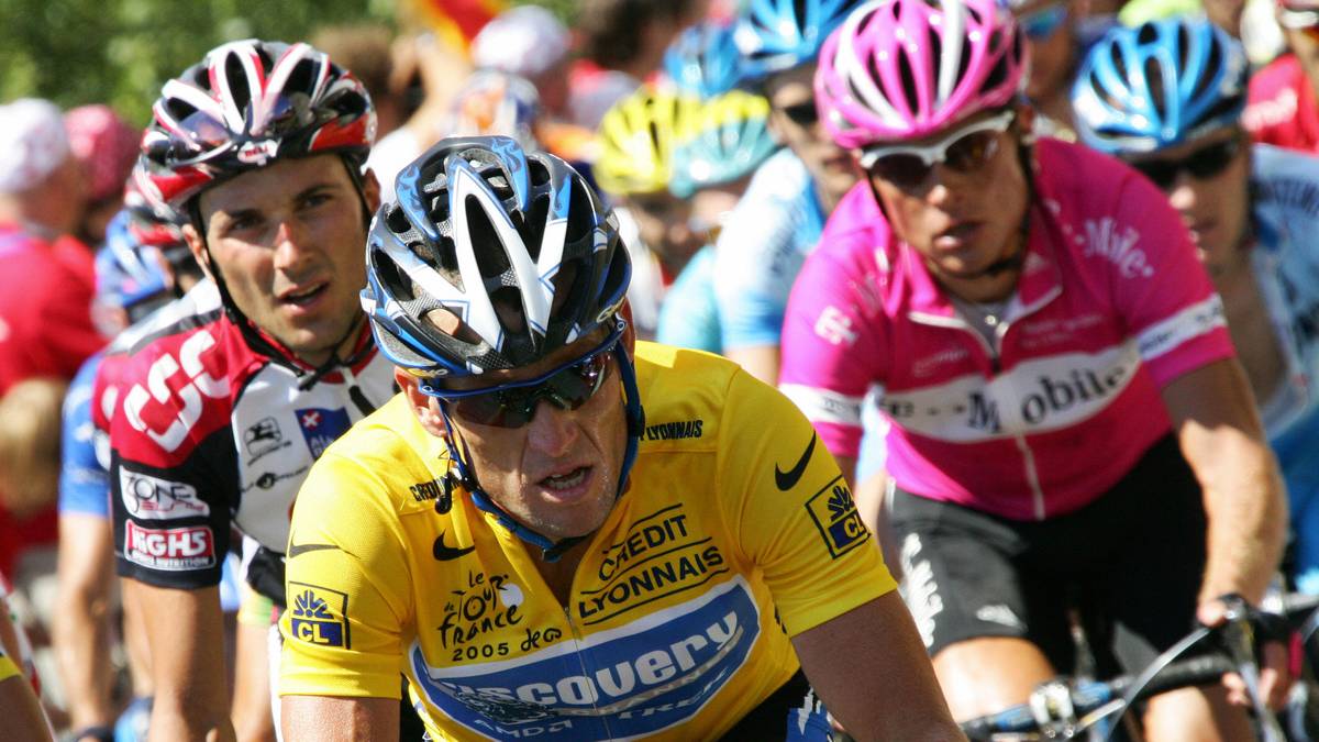 Radprofi Lance Armstrong fährt bei der Tour de France 2005. Hinten rechts Jan Ulrich