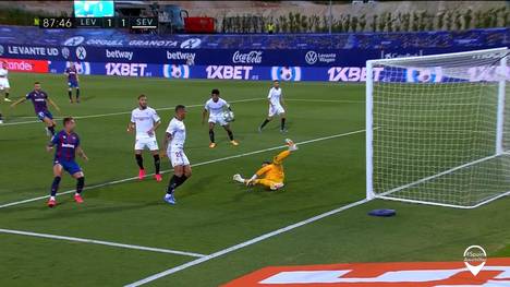 Im zweiten Spiel nach der Corona-Zwangspause sieht es lange nach dem zweiten Sieg für Sevilla aus. Ein Missgeschick in der Schlussphase macht diese Hoffnung allerdings zunichte.