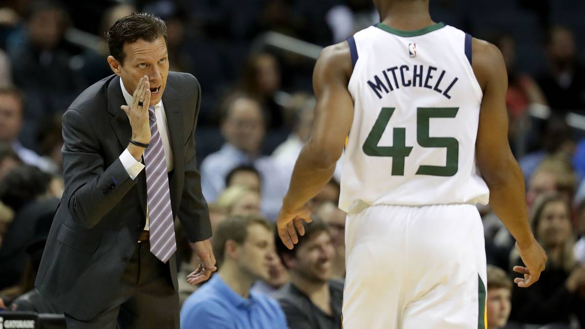 COACH OF THE YEAR: RANG 3 - QUIN SNYDER (Utah Jazz): Der Coach verliert vor der Saison mit Gordon Hayward seinen Franchise Player, Center und Defense-Anker Rudy Gobert. Er verpasst 37 Spiele - trotzdem führt Snyder die Jazz auf Platz 5 im harten Westen