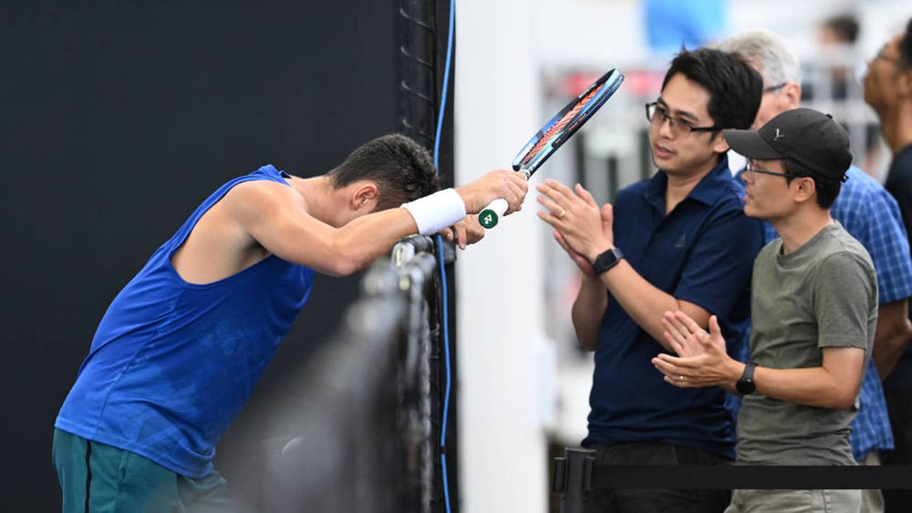 Tödliche Giftschlange auf dem Platz!