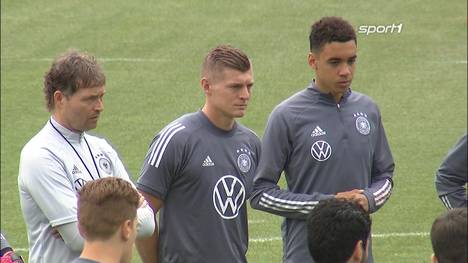 Toni Kroos sieht die Mannschaft im Vergleich zur Weltmeisterschaft 2018 stark verbessert. Bei den Siegchancen gegen Frankreich bleibt der Real-Star optimistisch.