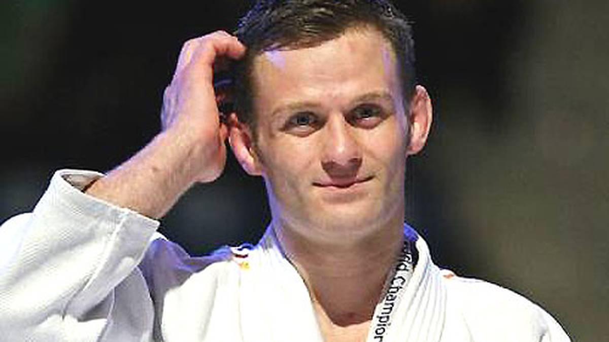 Während seine WM-Träume auf der Tatami zerplatzen, wird ihm aus seiner Tasche in der Kabine auch noch sein Handy gestohlen. Für Bischof eine mittlere Katastrophe, ist er doch immer und überall online und hat seine eigene iPhone-App