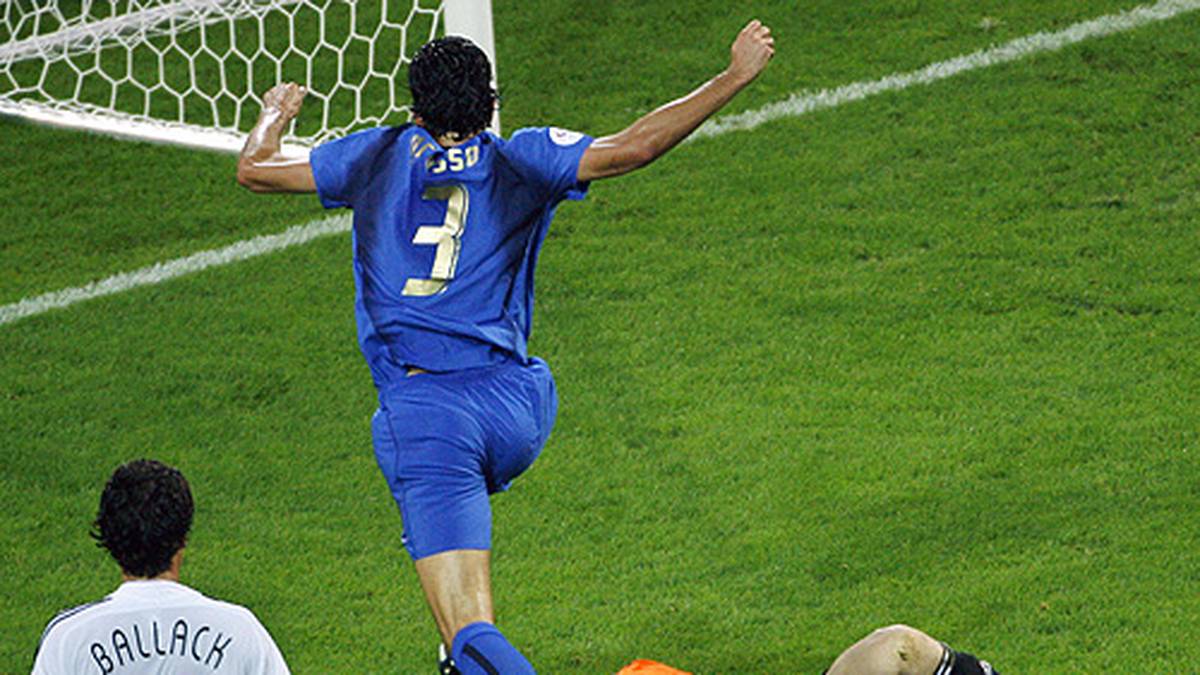 PLATZ 2 - WM 2006: Das Sommermärchen hält die Republik in Atem, und Jürgen Klinsmanns Team fegt durch das Turnier. Im Halbfinale wartet mal wieder der Angstgegner vom Stiefel. Im ersten Versuch scheitert Fabio Grosso (M.) noch gegen Torhüter Jens Lehmann (r.)