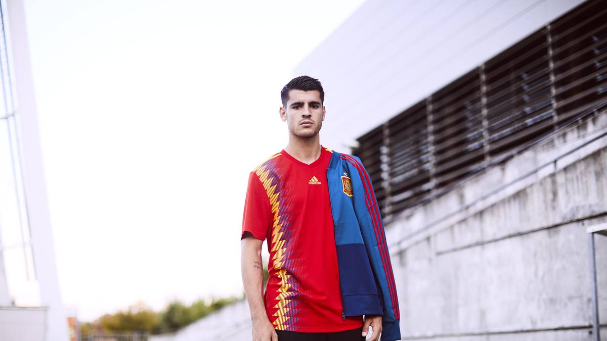 SPANIEN (Adidas, 89,95 Euro): Die Vorstellung des WM-Trikots der Furia Roja wurde von hitzigen Diskussionen begleitet. Der Grund sind die Farbelemente auf der linken Seite, die von der Schulter bis zur Hüfte reichen und auf den ersten Blick in Lila, Gelb und Rot gehalten sind