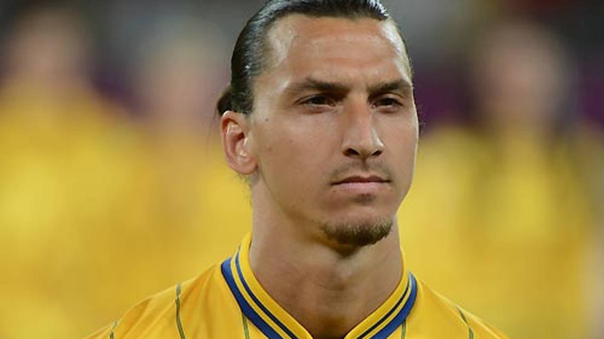 Auch einen schwedischen Journalisten serviert Ibrahimovic einst eiskalt ab. Auf die Frage, warum er denn einen Kratzer im Gesicht habe, antwortet der mittlerweile 33-Jährige frech: "Fragen Sie doch mal Ihre Frau."